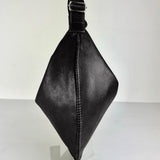 Shoulder Bag Saddle IVY in Black: leichte und elegante Schulter- und Umhängetasche von LABEL17. Handgefertigt aus geschmeidigem, pflanzlich gegerbtem Lamm-Nappaleder mit Innenfutter aus Leder und inwendigen Innentaschen und Reissverschluss, tragbar als Handtasche, Schultertasche oder Crossbody.