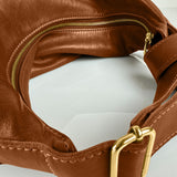 Shoulder Bag Saddle IVY in Caramel Brown: leichte und elegante Schulter- und Umhängetasche von LABEL17. Handgefertigt aus geschmeidigem, pflanzlich gegerbtem Lamm-Nappaleder mit Innenfutter aus Leder und inwendigen Innentaschen und Reissverschluss, tragbar als Handtasche, Schultertasche oder Crossbody.