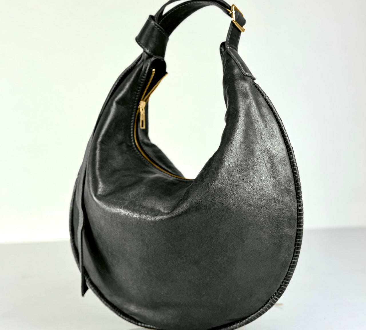 Shoulder Bag Saddle IVY in Charcoal Grey: leichte und elegante Schulter- und Umhängetasche von LABEL17. Handgefertigt aus geschmeidigem, pflanzlich gegerbtem Lamm-Nappaleder mit Innenfutter aus Leder und inwendigen Innentaschen und Reissverschluss, tragbar als Handtasche, Schultertasche oder Crossbody.