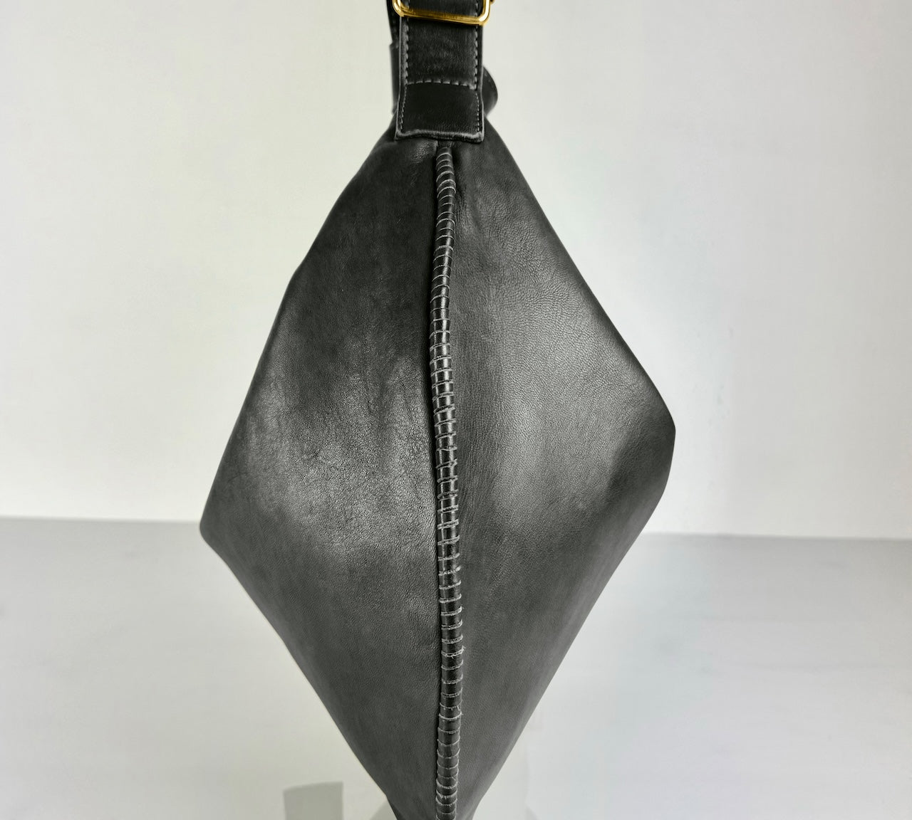 Shoulder Bag Saddle IVY in Charcoal Grey: leichte und elegante Schulter- und Umhängetasche von LABEL17. Handgefertigt aus geschmeidigem, pflanzlich gegerbtem Lamm-Nappaleder mit Innenfutter aus Leder und inwendigen Innentaschen und Reissverschluss, tragbar als Handtasche, Schultertasche oder Crossbody.