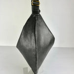 Shoulder Bag Saddle IVY in Charcoal Grey: leichte und elegante Schulter- und Umhängetasche von LABEL17. Handgefertigt aus geschmeidigem, pflanzlich gegerbtem Lamm-Nappaleder mit Innenfutter aus Leder und inwendigen Innentaschen und Reissverschluss, tragbar als Handtasche, Schultertasche oder Crossbody.