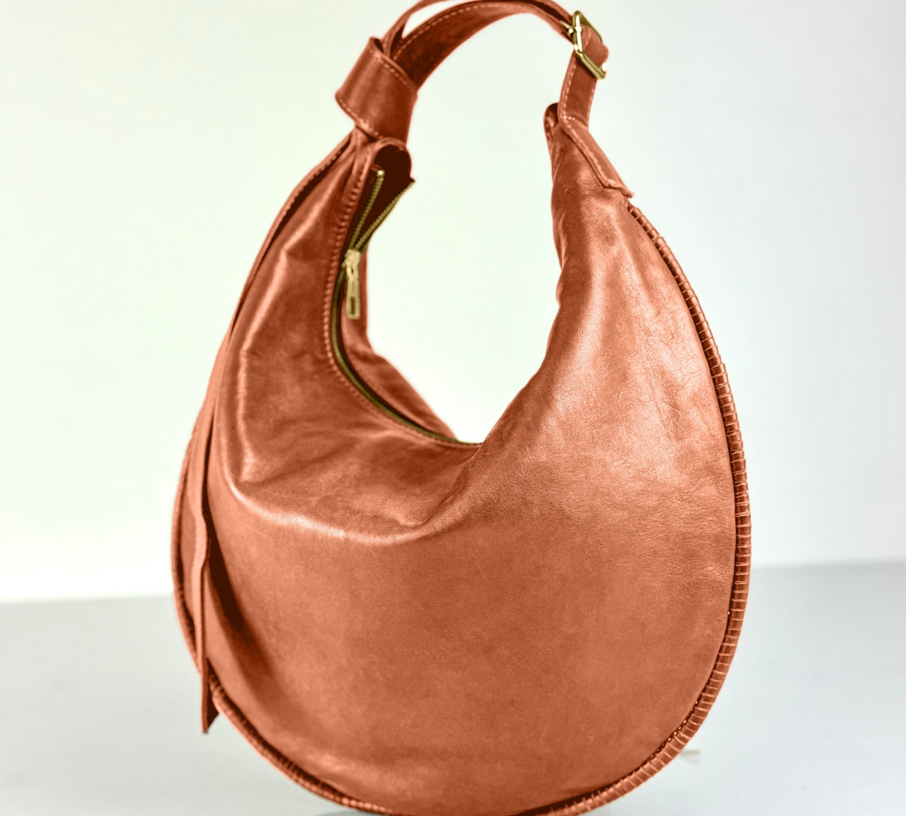 Shoulder Bag Saddle IVY in Cognac: leichte und elegante Schulter- und Umhängetasche von LABEL17. Handgefertigt aus geschmeidigem, pflanzlich gegerbtem Lamm-Nappaleder mit Innenfutter aus Leder und inwendigen Innentaschen und Reissverschluss, tragbar als Handtasche, Schultertasche oder Crossbody.