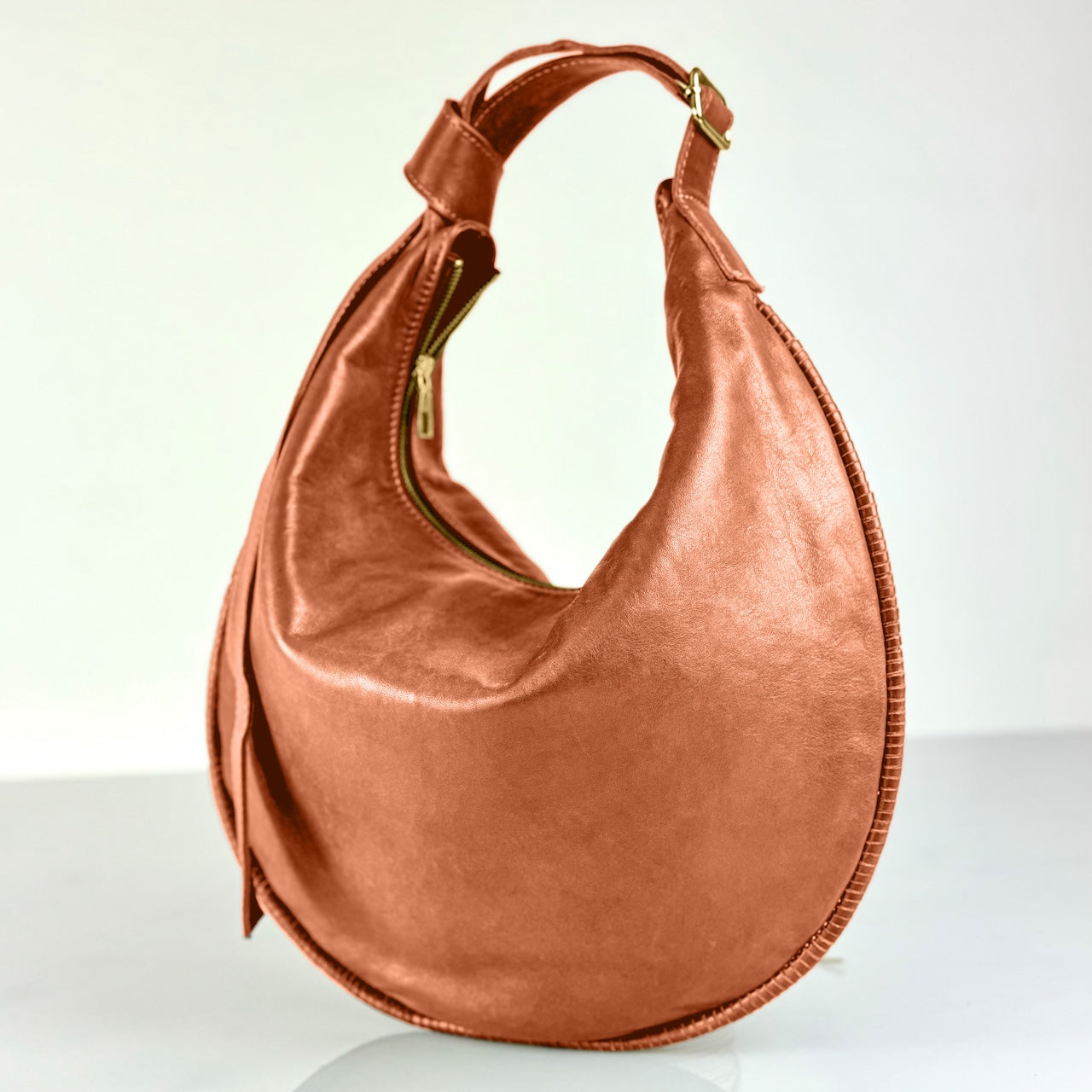 Shoulder Bag Saddle IVY in Cognac: leichte und elegante Schulter- und Umhängetasche von LABEL17. Handgefertigt aus geschmeidigem, pflanzlich gegerbtem Lamm-Nappaleder mit Innenfutter aus Leder und inwendigen Innentaschen und Reissverschluss, tragbar als Handtasche, Schultertasche oder Crossbody.