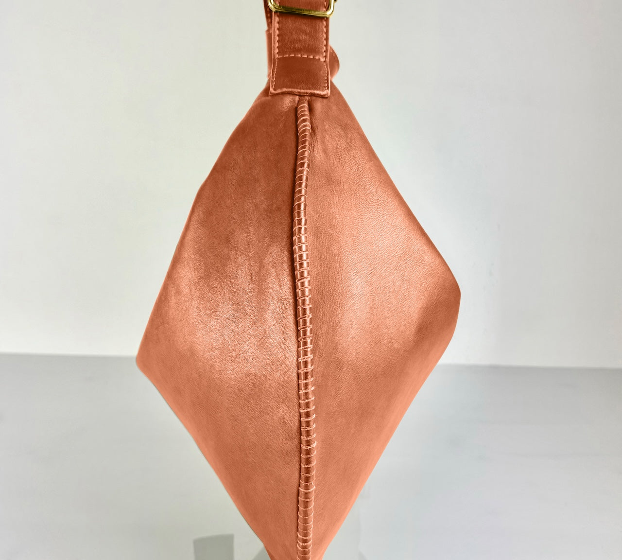 Shoulder Bag Saddle IVY in Cognac: leichte und elegante Schulter- und Umhängetasche von LABEL17. Handgefertigt aus geschmeidigem, pflanzlich gegerbtem Lamm-Nappaleder mit Innenfutter aus Leder und inwendigen Innentaschen und Reissverschluss, tragbar als Handtasche, Schultertasche oder Crossbody.