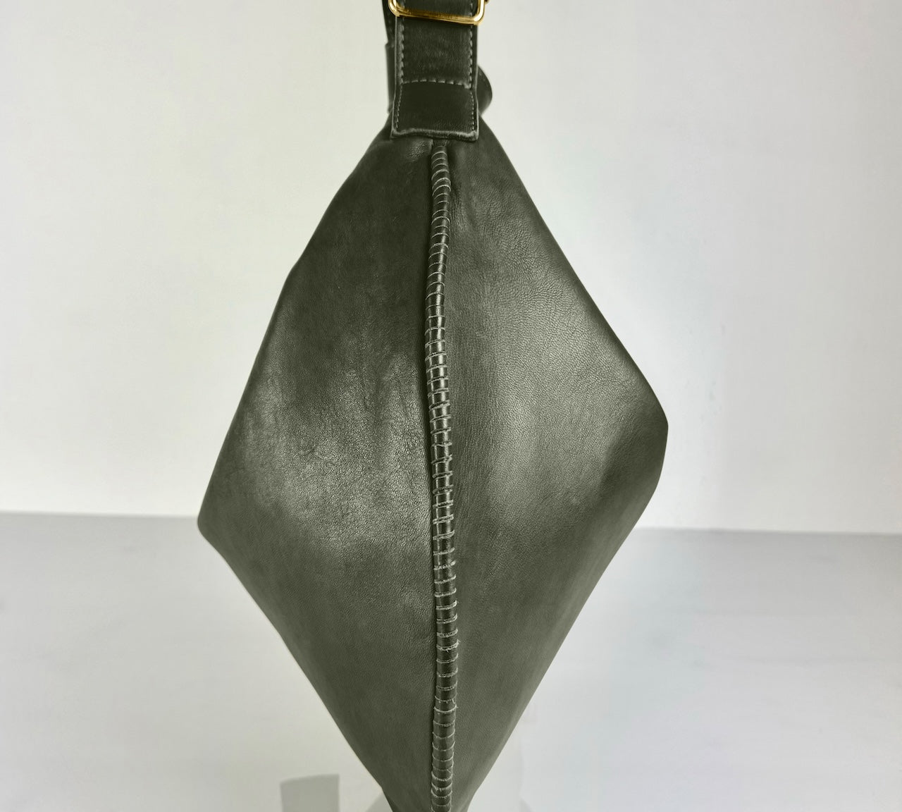 Shoulder Bag Saddle IVY in Hunter Green: leichte und elegante Schulter- und Umhängetasche von LABEL17. Handgefertigt aus geschmeidigem, pflanzlich gegerbtem Lamm-Nappaleder mit Innenfutter aus Leder und inwendigen Innentaschen und Reissverschluss, tragbar als Handtasche, Schultertasche oder Crossbody.